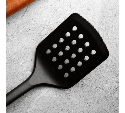 Лопатка з отворами Gusto GT-5803 горіх, нейлон